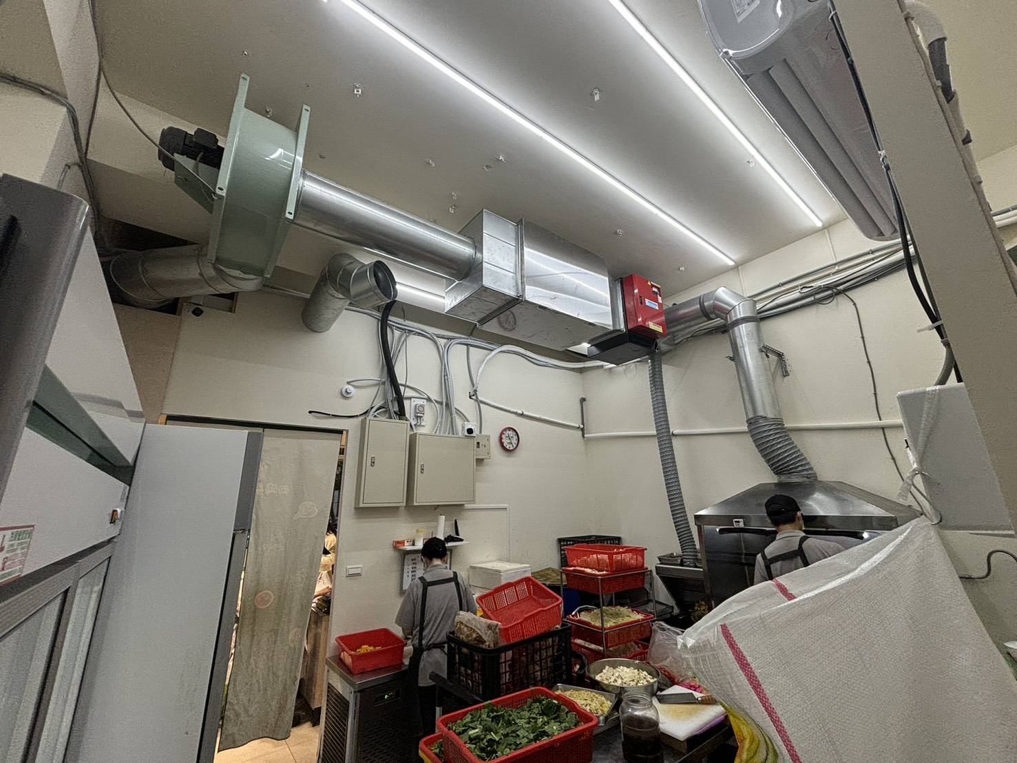 桃園油煙防制裝設率逾七成 環保局、餐飲工會與設備商合作推動食在淨煙再升級 (3).jpg